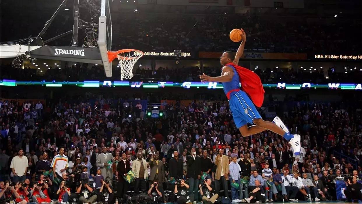 球星抢断后三步上篮太快了（球星断球后三步上篮如闪电）