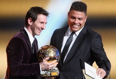 演员！詹姆斯上篮不中大骂裁判，慢镜头显示体毛都没碰到！（詹姆斯上篮未果怒斥裁判，慢镜回放显示几乎无身体接触）