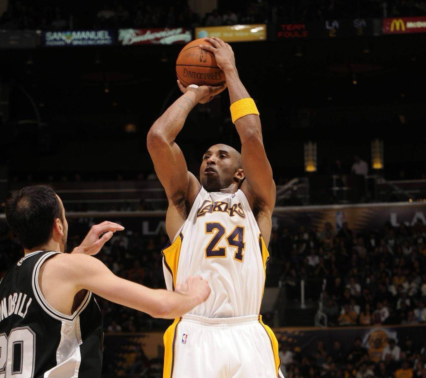 独行侠与马尔卡宁的冲突：肘击引发的争议与恶意犯规（肘击风波引发争议：独行侠与马尔卡宁爆发冲突并涉恶意犯规）