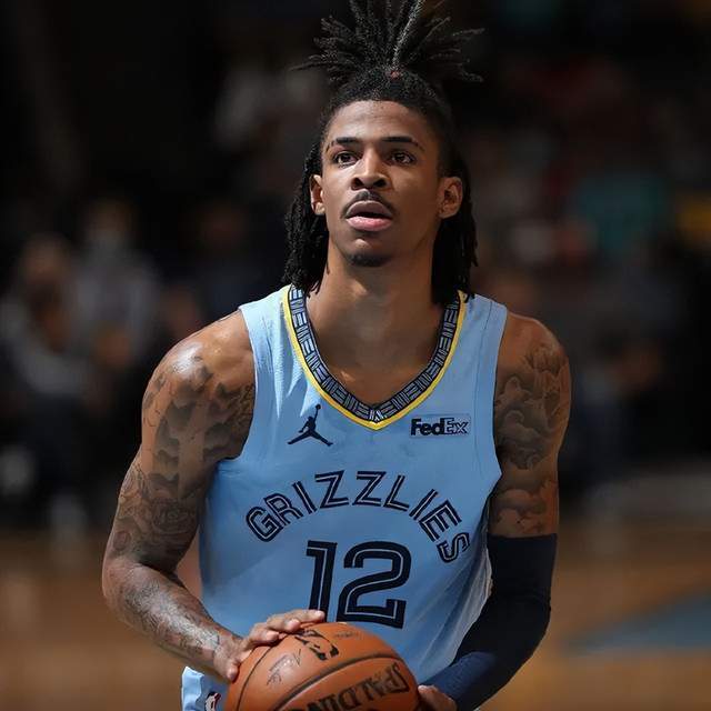 表达崇高敬意，重庆铜梁龙向李章洙赠送冲超纪念球衣（重庆铜梁龙向李章洙赠予冲超纪念球衣，致以崇高敬意）