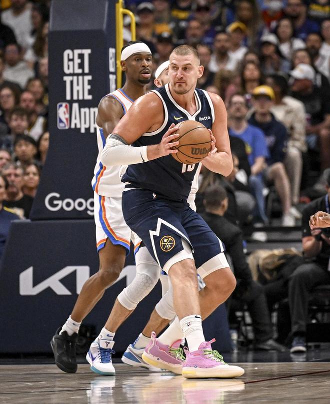 亚库乔尼斯闪耀20号秀舞台（亚库乔尼斯惊艳亮相20号秀舞台）